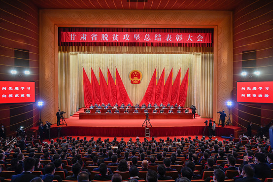 5-best365手机版官方网站副院长黄晓霞代表学院出席在甘肃省举行的甘肃省脱贫攻坚总结表彰大会.jpg